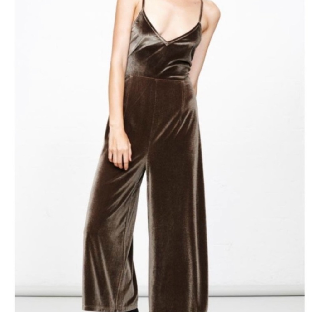 MPC Women’s‎ Olive Green Velvet V~Neck/Back Wide Leg Cropped Jumpsuit Sz M